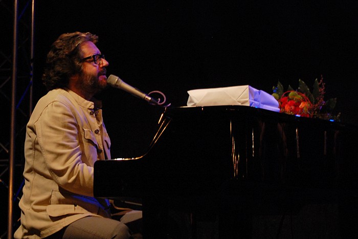 Więcbork: Znów wędrujemy ciepłym krajem. Koncert Grzegorza Turnaua na więcborskim Rynku