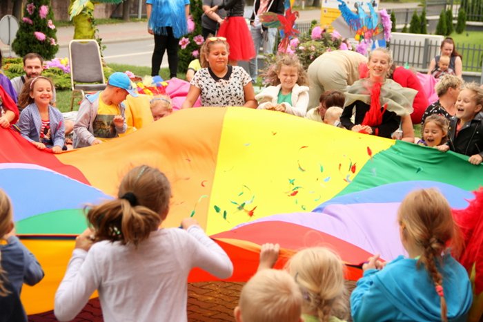 W papuzim gaju ptaszki śpiewają