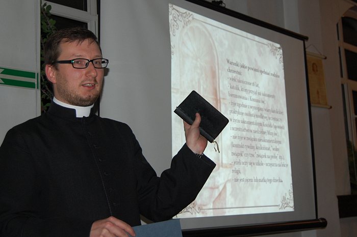Chrzest święty - fundament życia chrześcijańskiego - spotkanie w więcborskiej bibliotece