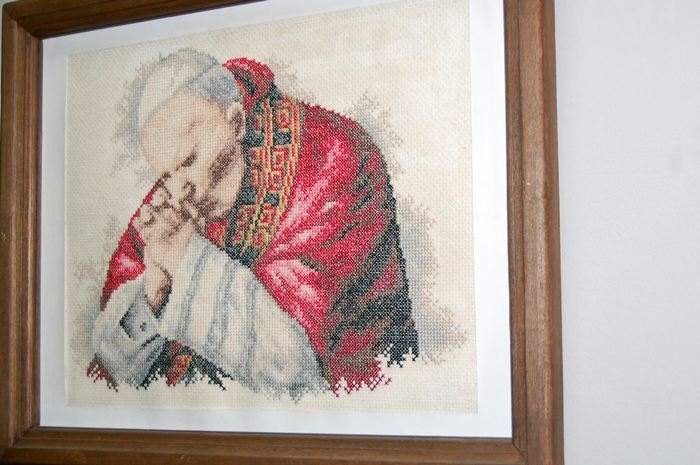 Wystawa fotografii z życia bł. ks. Jerzego Popiełuszki w więcborskiej bibliotece