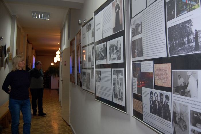 Wystawa fotografii z życia bł. ks. Jerzego Popiełuszki w więcborskiej bibliotece