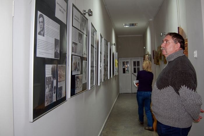 Wystawa fotografii z życia bł. ks. Jerzego Popiełuszki w więcborskiej bibliotece