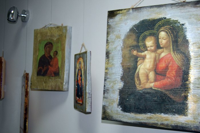 Wystawa fotografii z życia bł. ks. Jerzego Popiełuszki w więcborskiej bibliotece