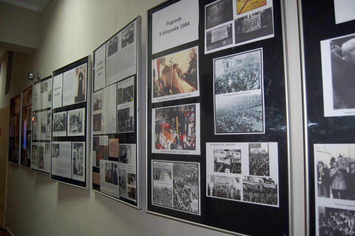 Wystawa fotografii z życia bł. ks. Jerzego Popiełuszki w więcborskiej bibliotece