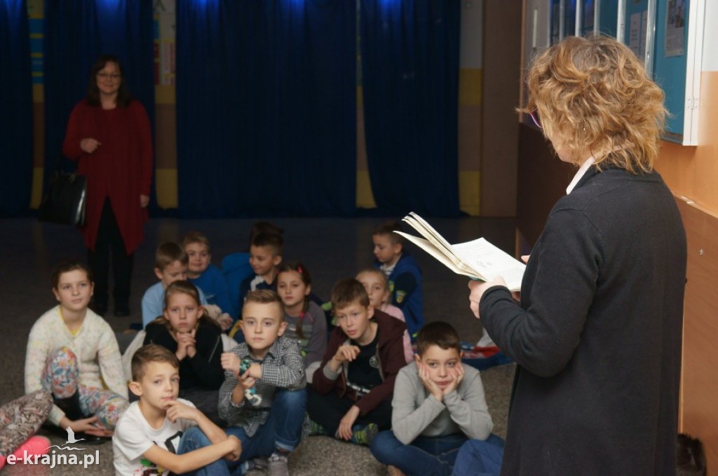 Z książką na przerwie