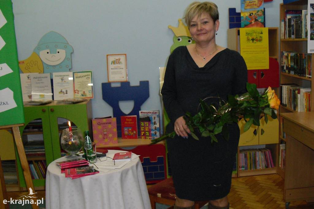 Emilia Rudnicka z poezją w bibliotece