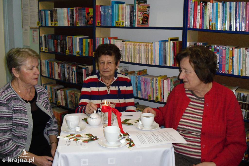 Emilia Rudnicka z poezją w bibliotece
