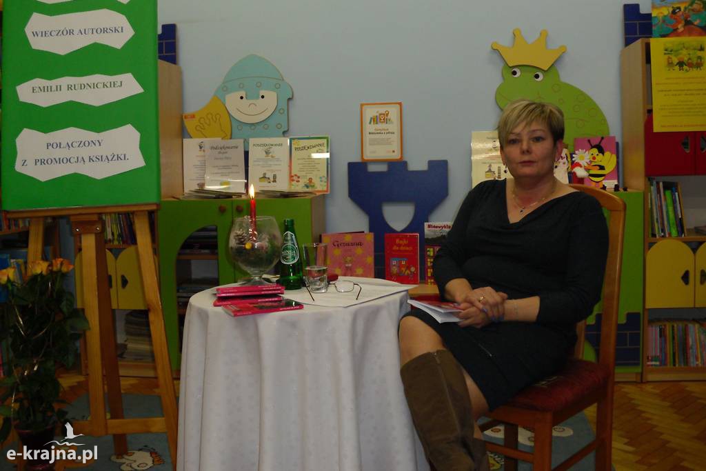 Emilia Rudnicka z poezją w bibliotece