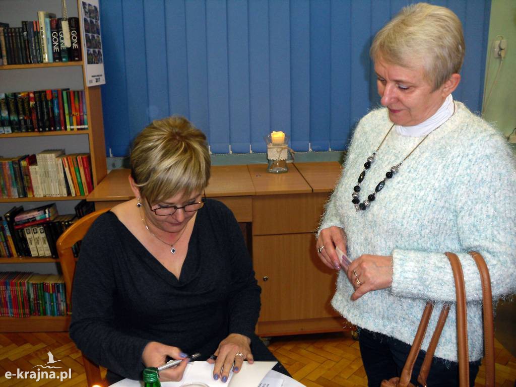 Emilia Rudnicka z poezją w bibliotece