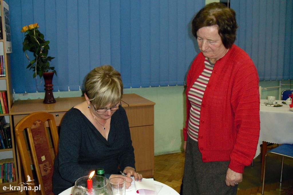 Emilia Rudnicka z poezją w bibliotece