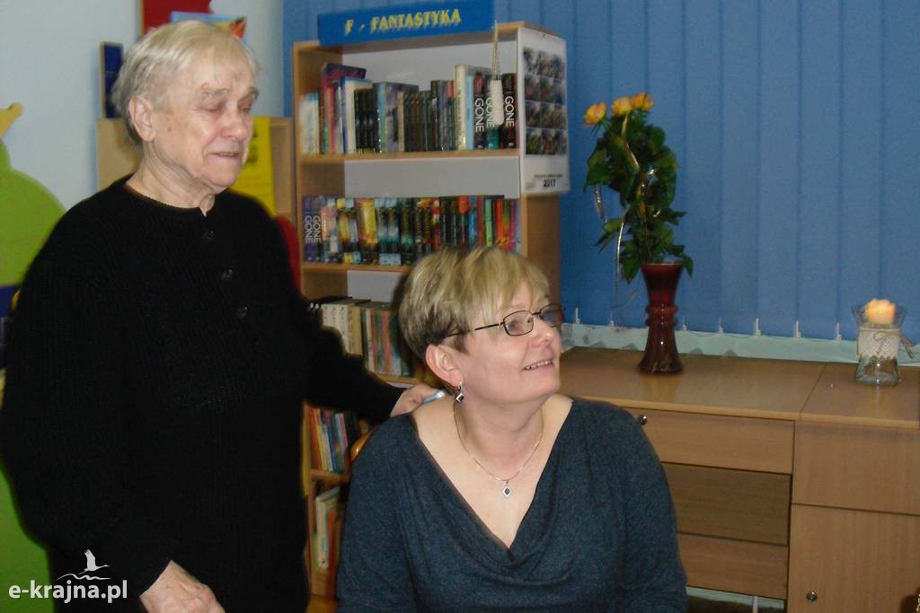 Emilia Rudnicka z poezją w bibliotece
