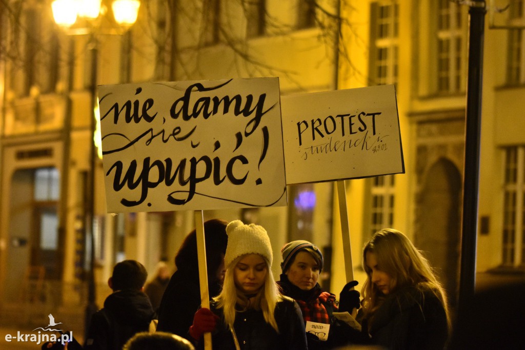 Protestowali przed pomnikiem Kopernika