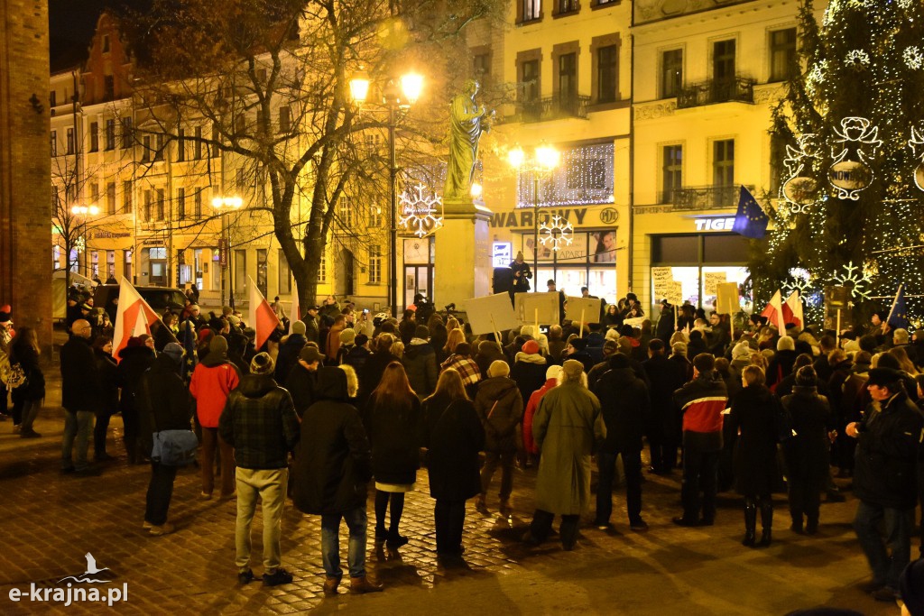 Protestowali przed pomnikiem Kopernika