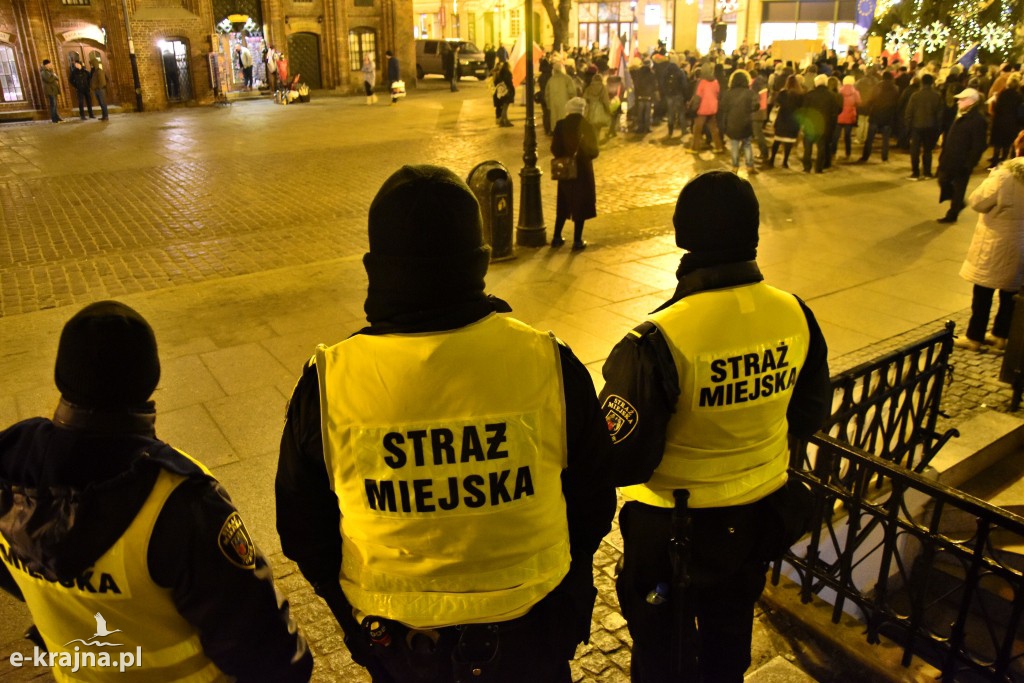 Protestowali przed pomnikiem Kopernika