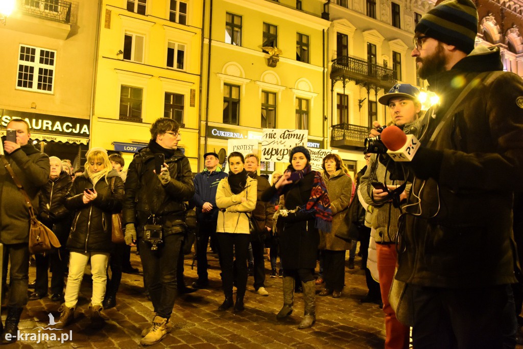 Protestowali przed pomnikiem Kopernika