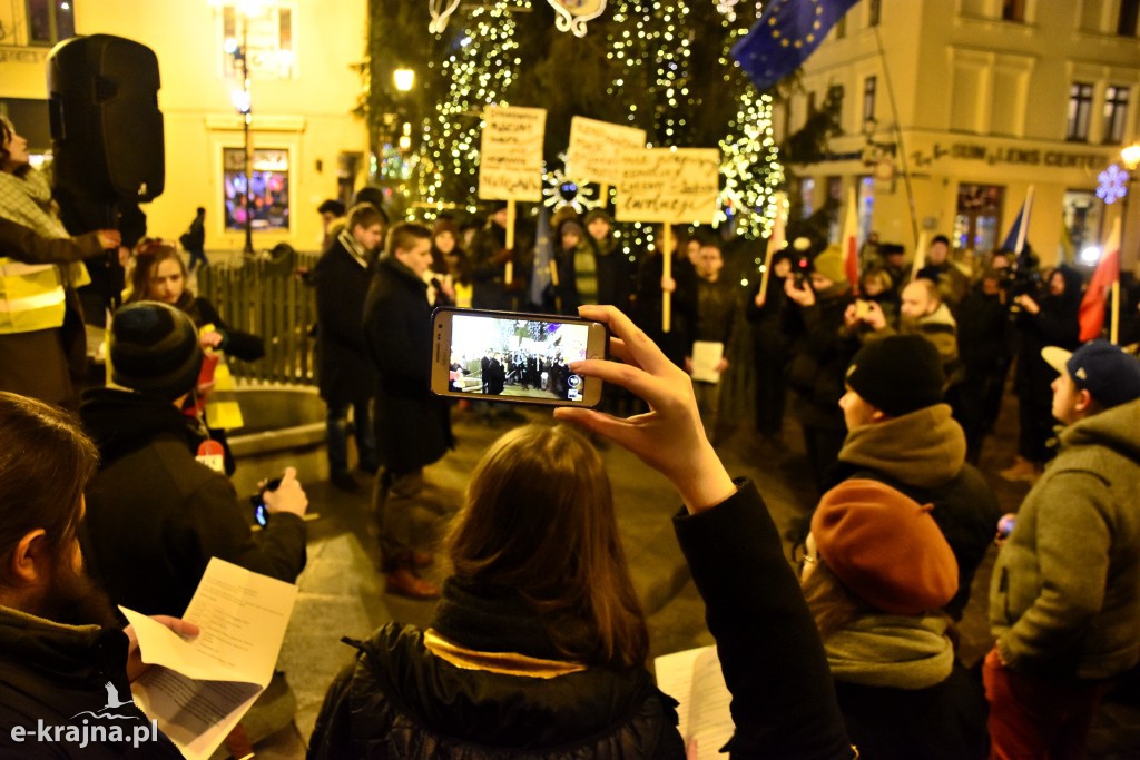 Protestowali przed pomnikiem Kopernika