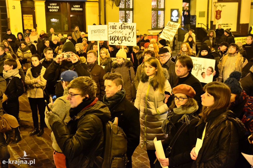 Protestowali przed pomnikiem Kopernika