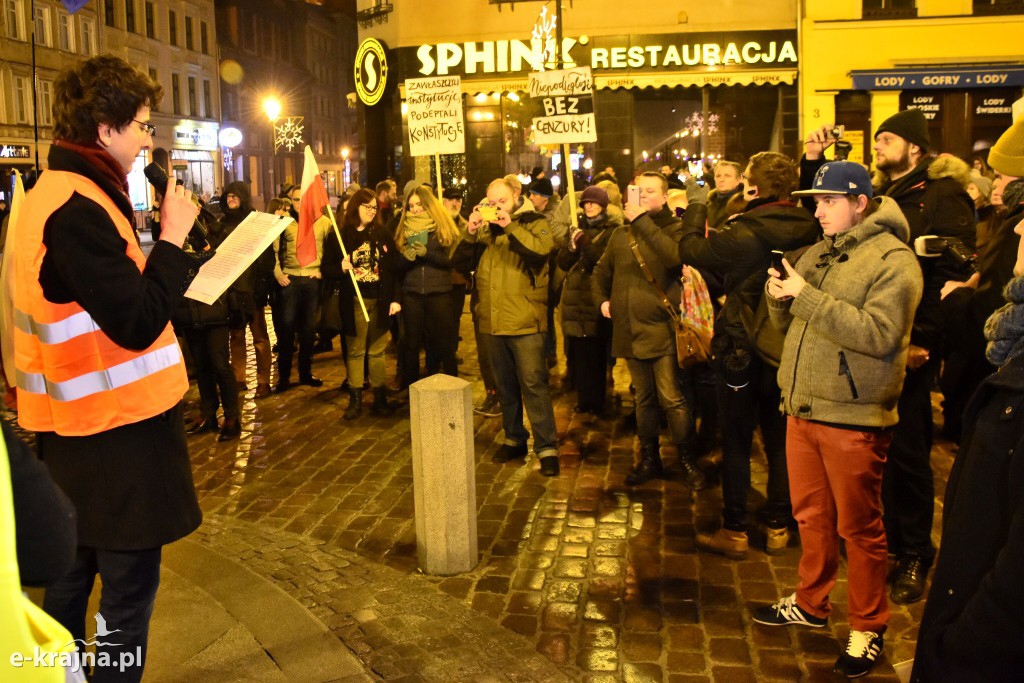 Protestowali przed pomnikiem Kopernika