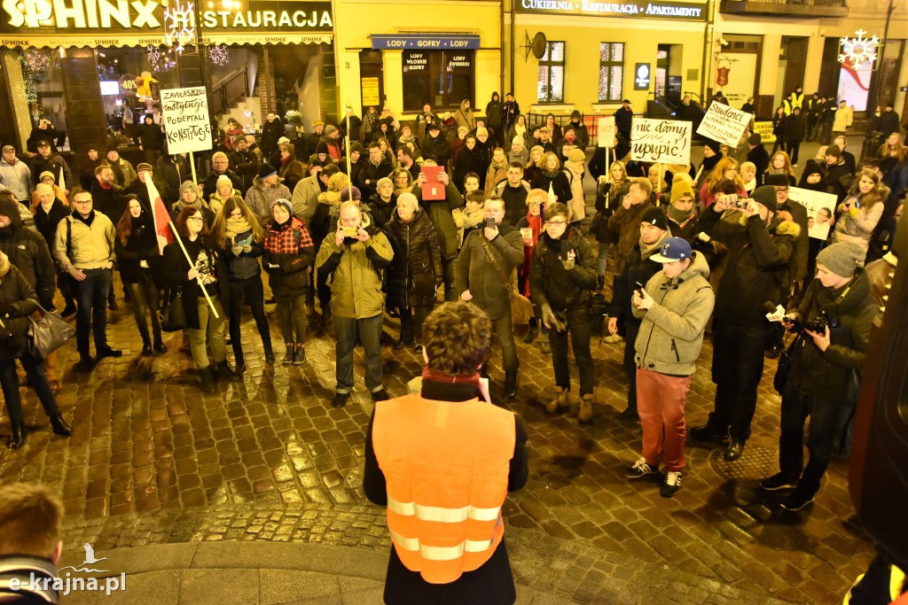 Protestowali przed pomnikiem Kopernika