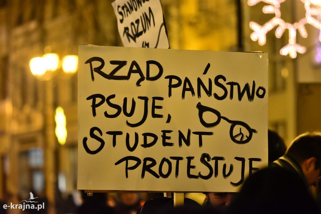 Protestowali przed pomnikiem Kopernika