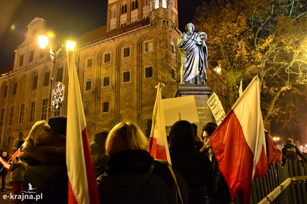 Protestowali przed pomnikiem Kopernika