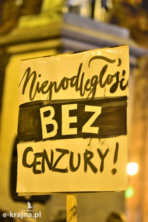 Protestowali przed pomnikiem Kopernika