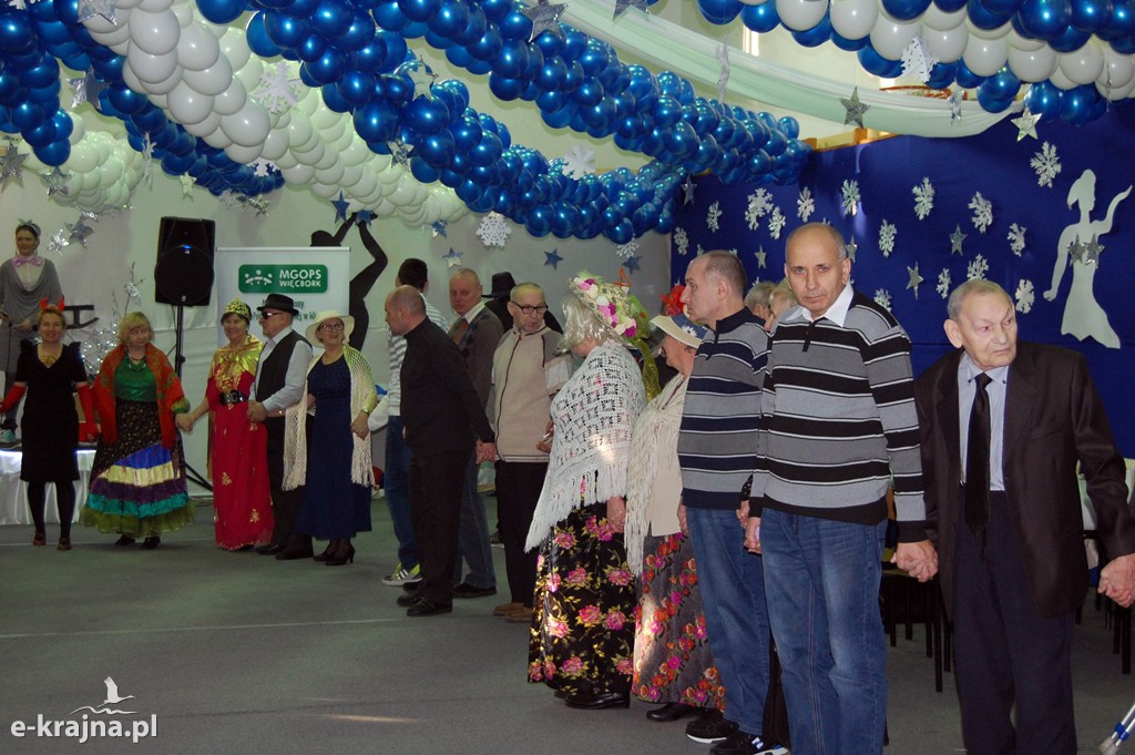 Kolorowy, karnawałowy bal przebierańców w Więcborku