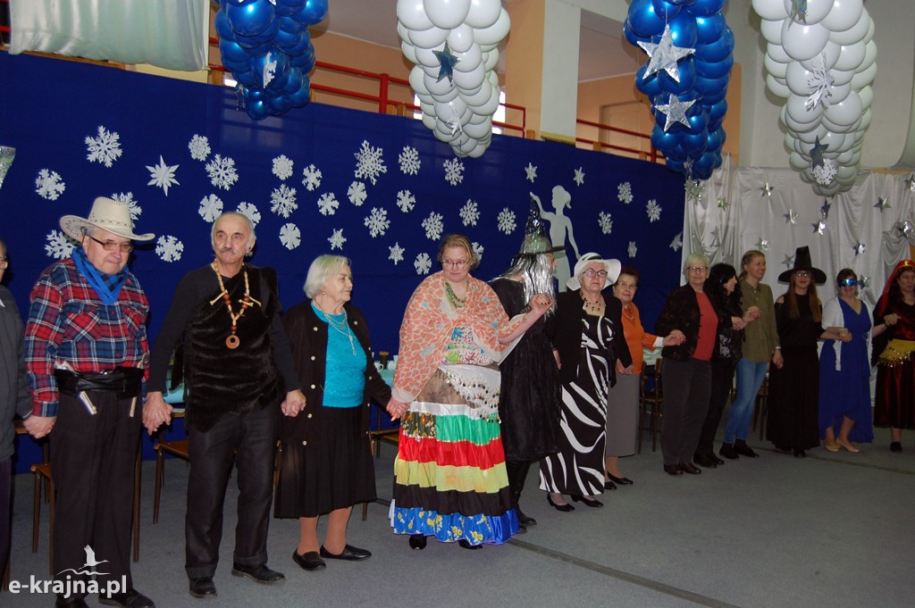 Kolorowy, karnawałowy bal przebierańców w Więcborku