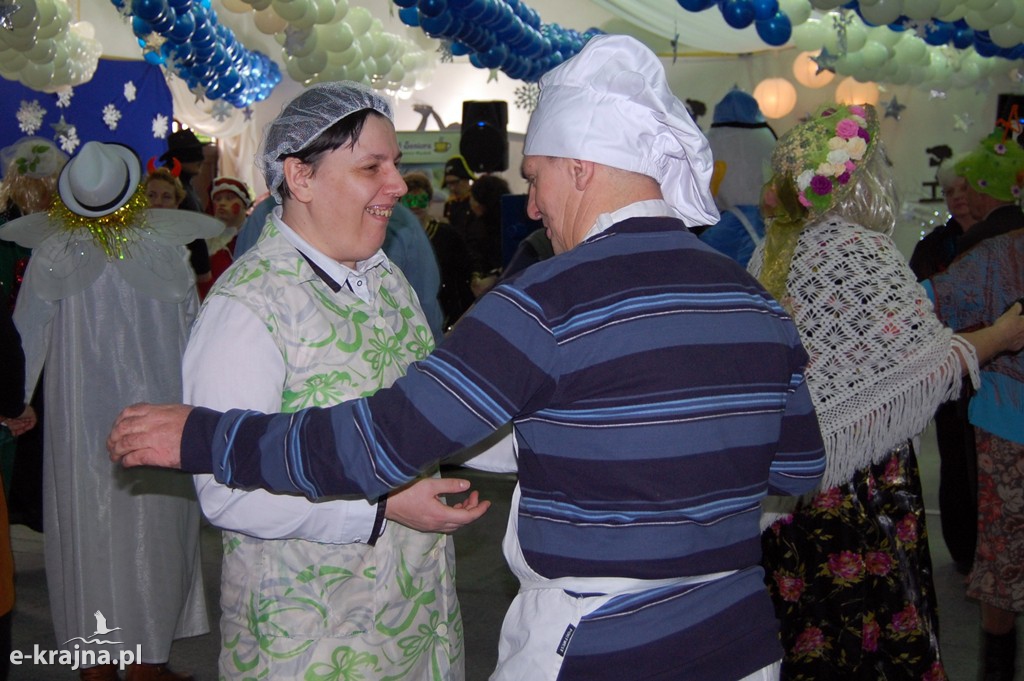 Kolorowy, karnawałowy bal przebierańców w Więcborku