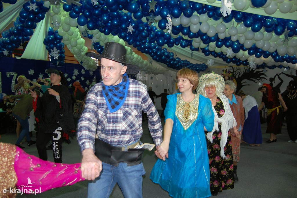 Kolorowy, karnawałowy bal przebierańców w Więcborku