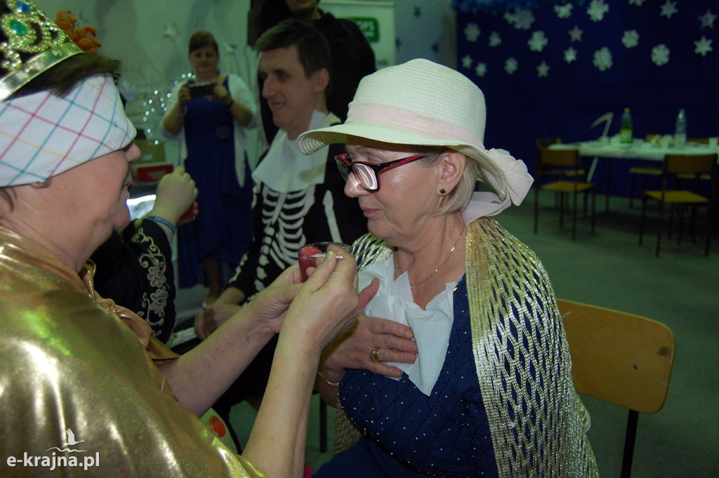 Kolorowy, karnawałowy bal przebierańców w Więcborku