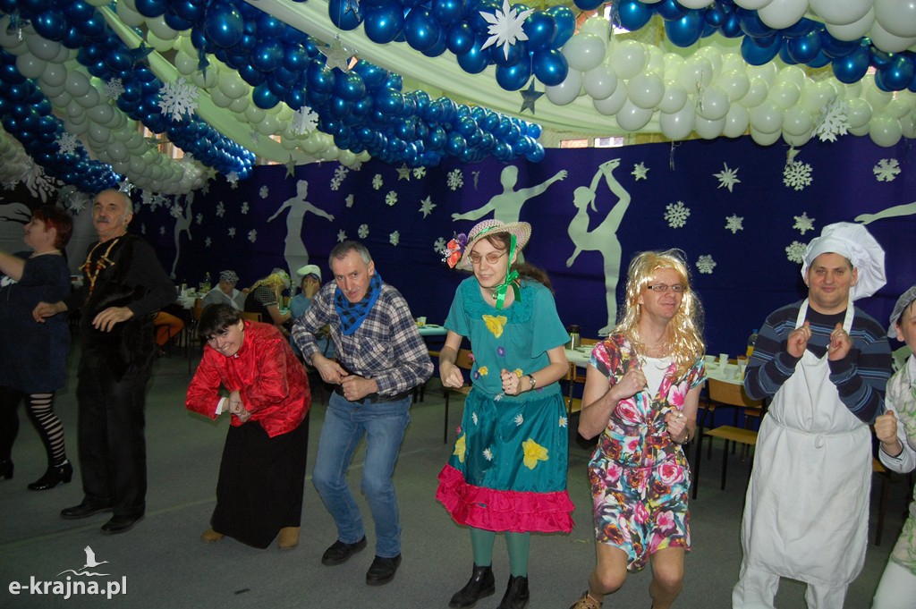 Kolorowy, karnawałowy bal przebierańców w Więcborku