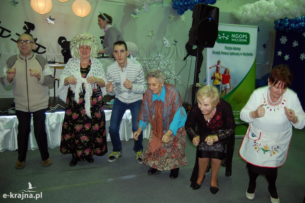 Kolorowy, karnawałowy bal przebierańców w Więcborku