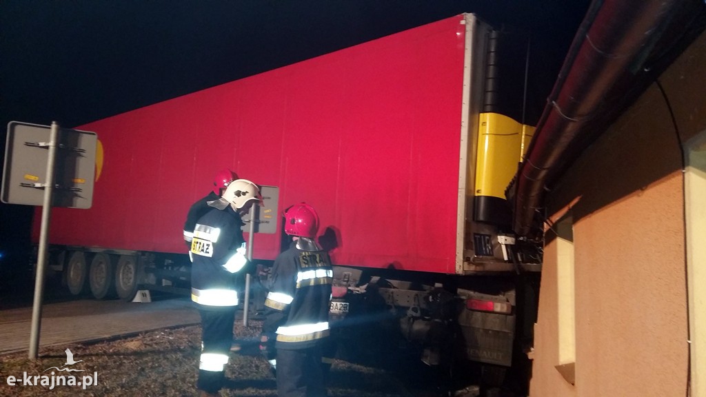 Tir wjechał w budynek mieszkalny