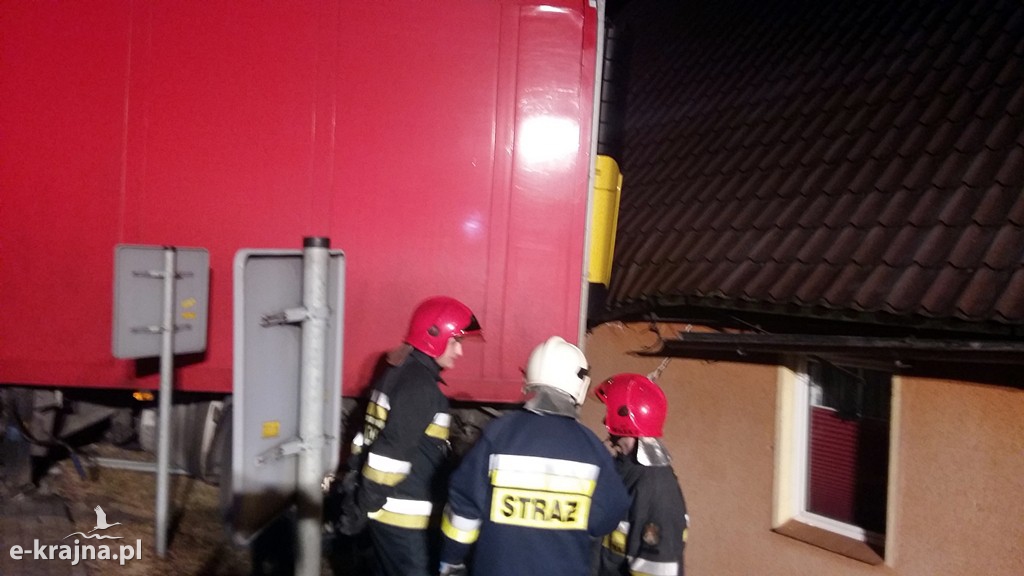 Tir wjechał w budynek mieszkalny