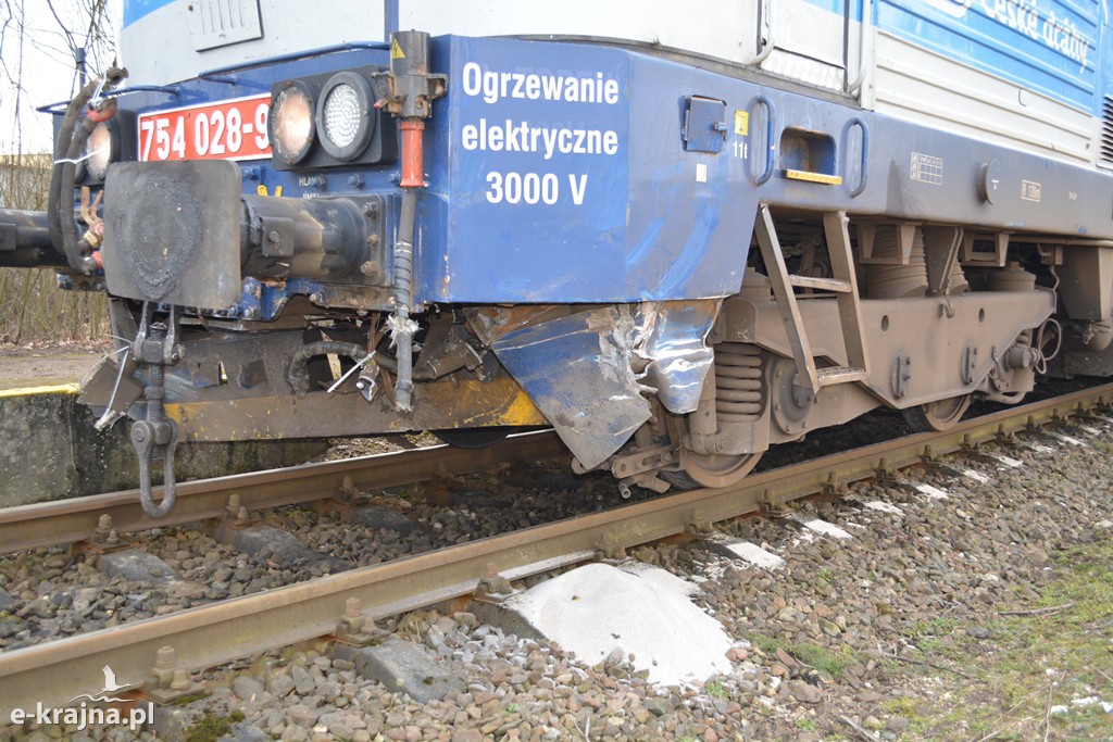 Ciężarówką wjechał pod pociąg