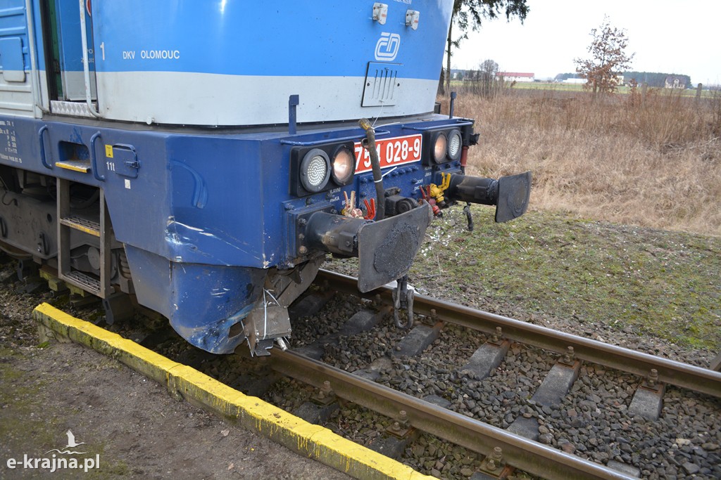 Ciężarówką wjechał pod pociąg