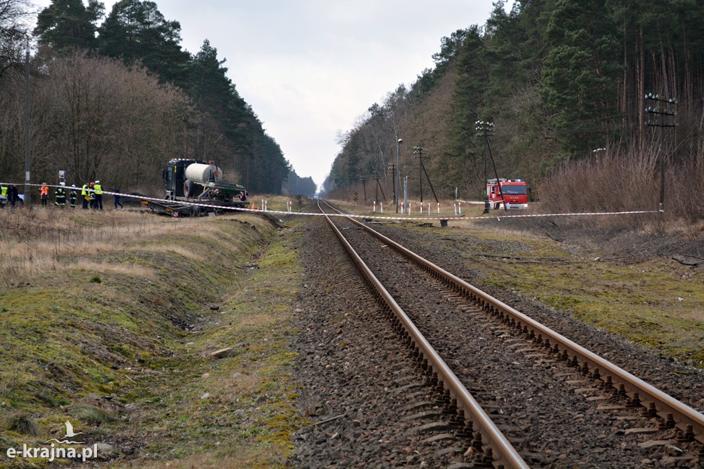 Ciężarówką wjechał pod pociąg