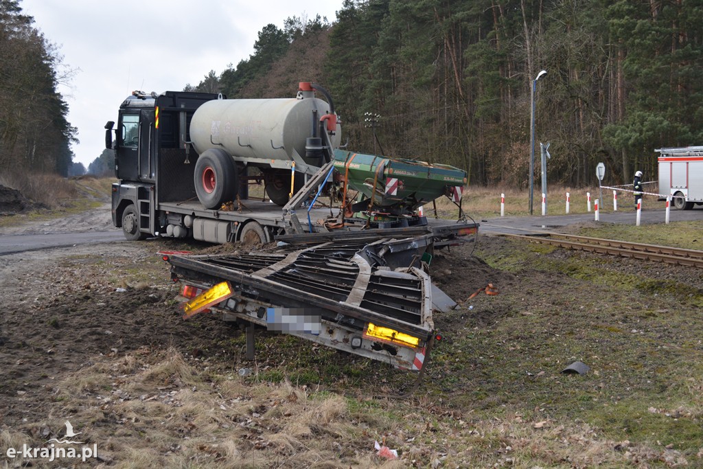 Ciężarówką wjechał pod pociąg