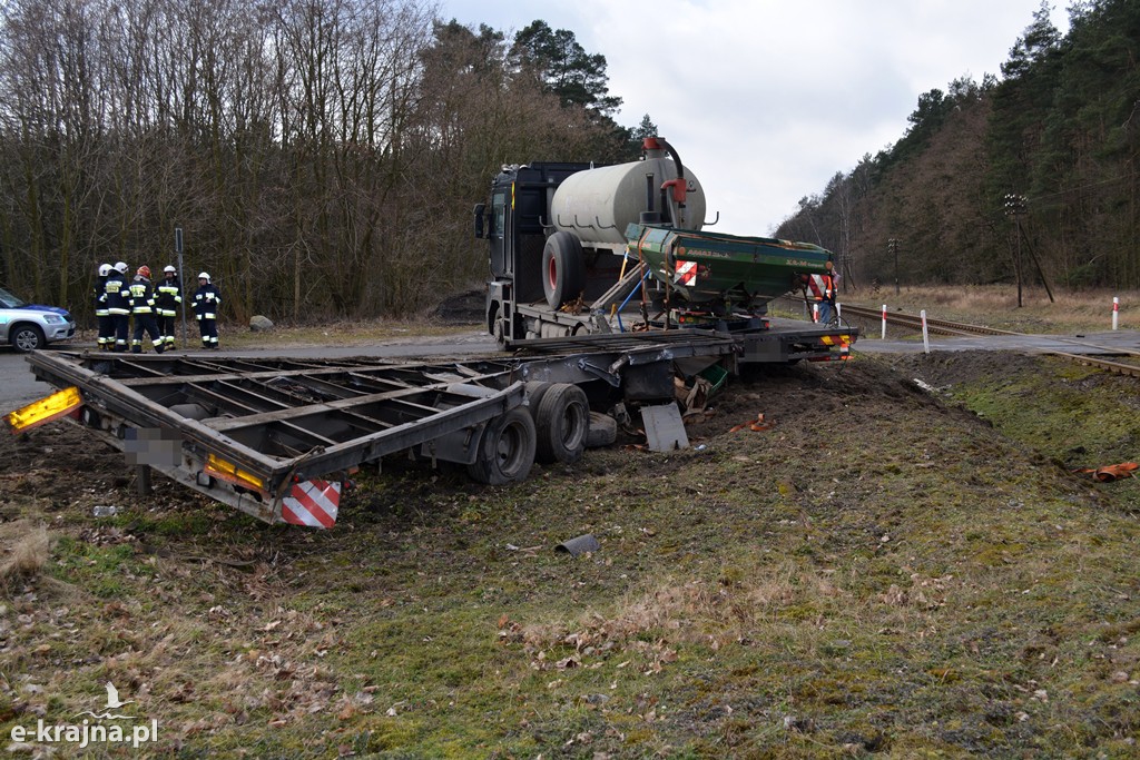 Ciężarówką wjechał pod pociąg
