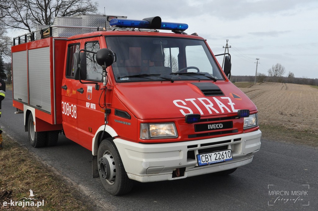 Ford Transit uderzył w drzewo