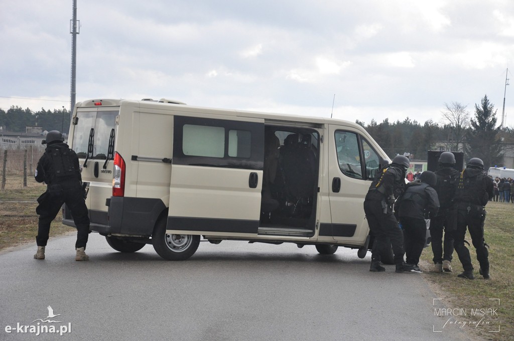 Terroryści uprowadzili autobus z uczniami