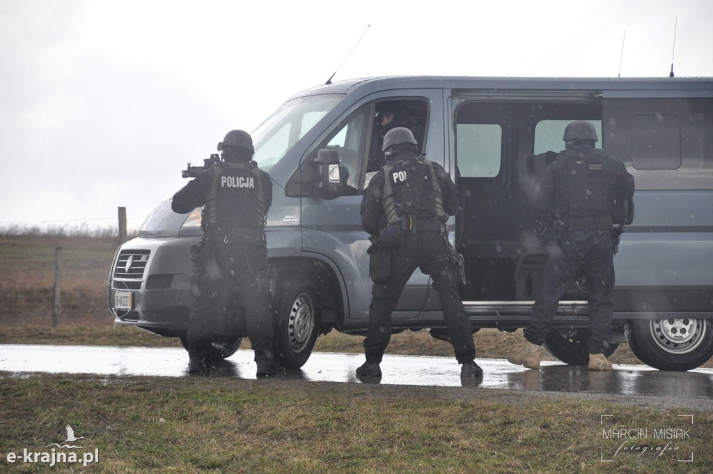Terroryści uprowadzili autobus z uczniami
