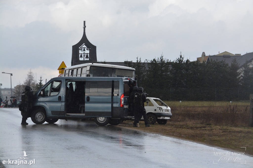 Terroryści uprowadzili autobus z uczniami