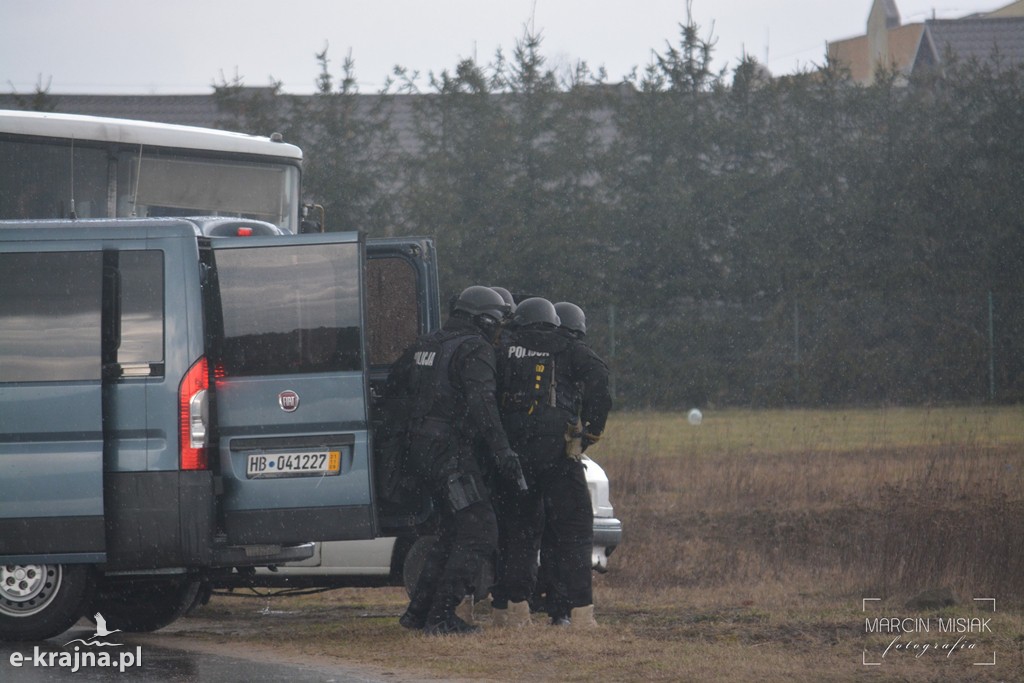 Terroryści uprowadzili autobus z uczniami