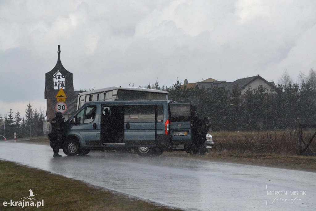 Terroryści uprowadzili autobus z uczniami
