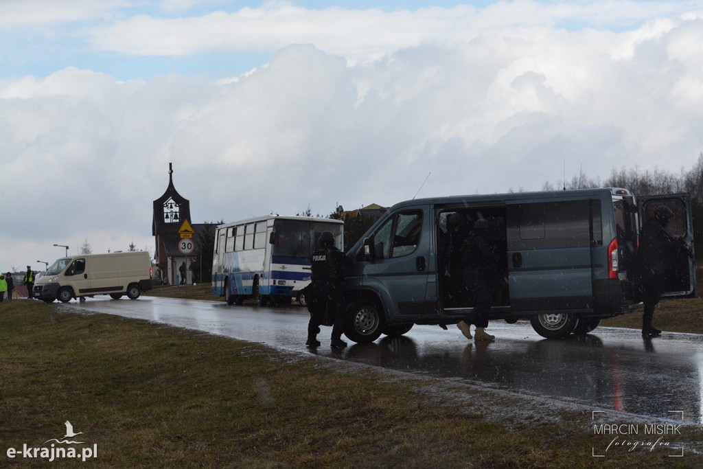 Terroryści uprowadzili autobus z uczniami