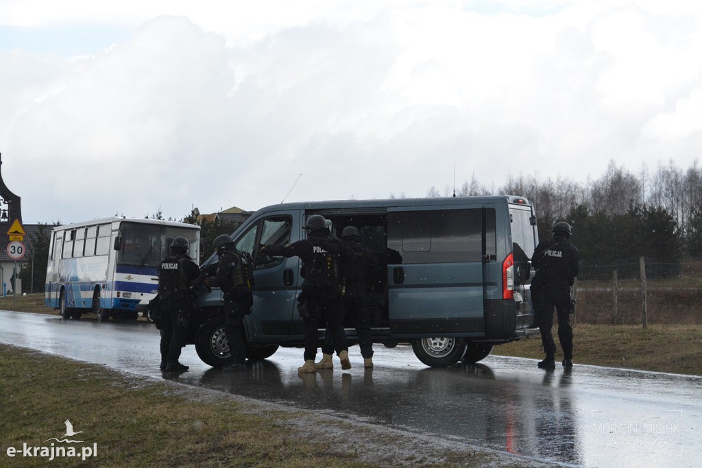 Terroryści uprowadzili autobus z uczniami