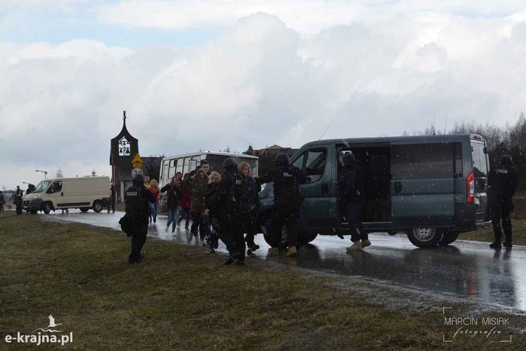Terroryści uprowadzili autobus z uczniami