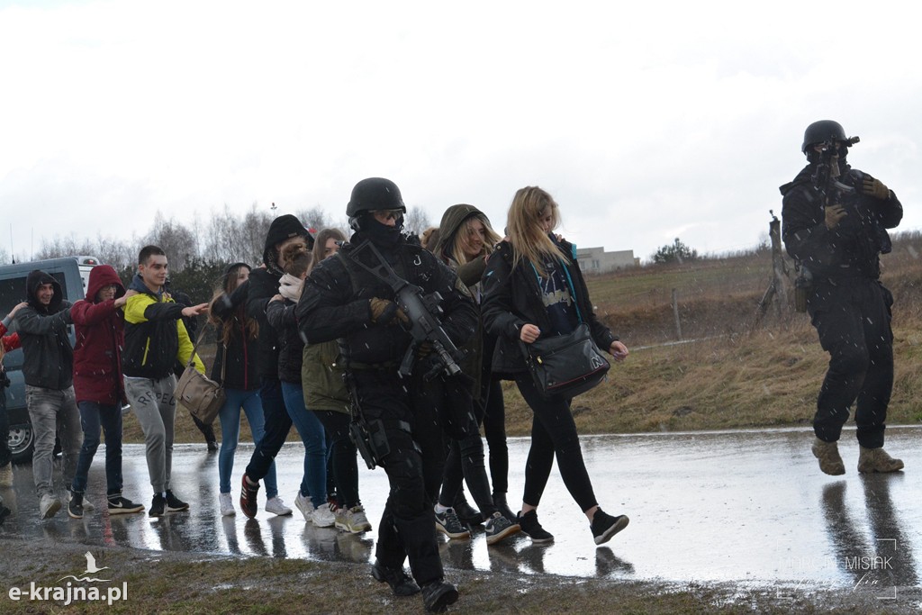 Terroryści uprowadzili autobus z uczniami